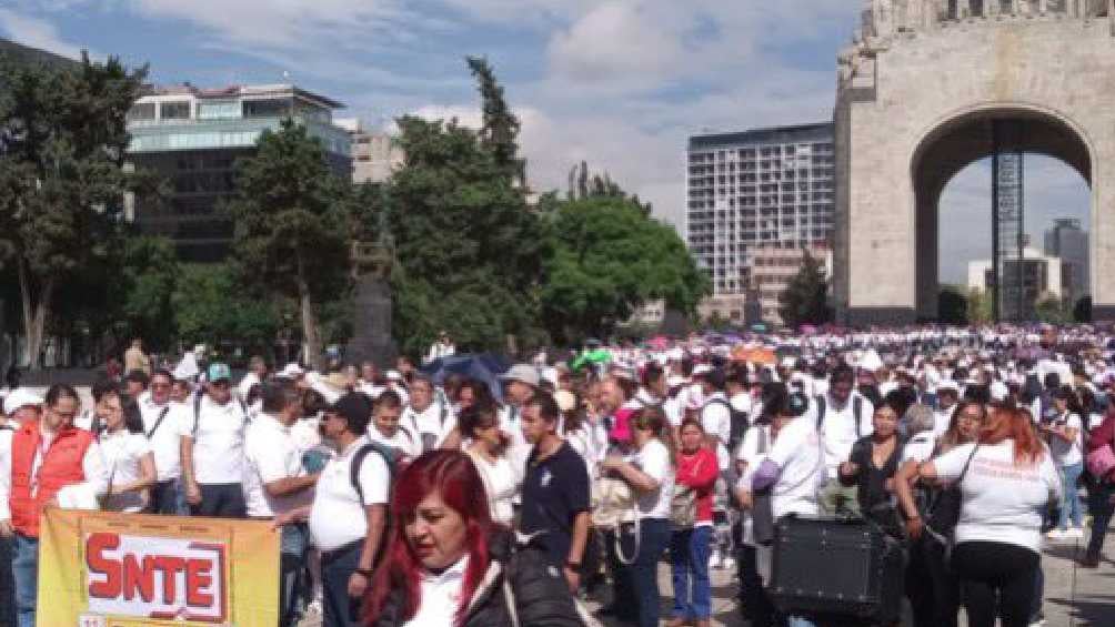 Cientos de personas se reunieron en el Monumento a la Revolución. 