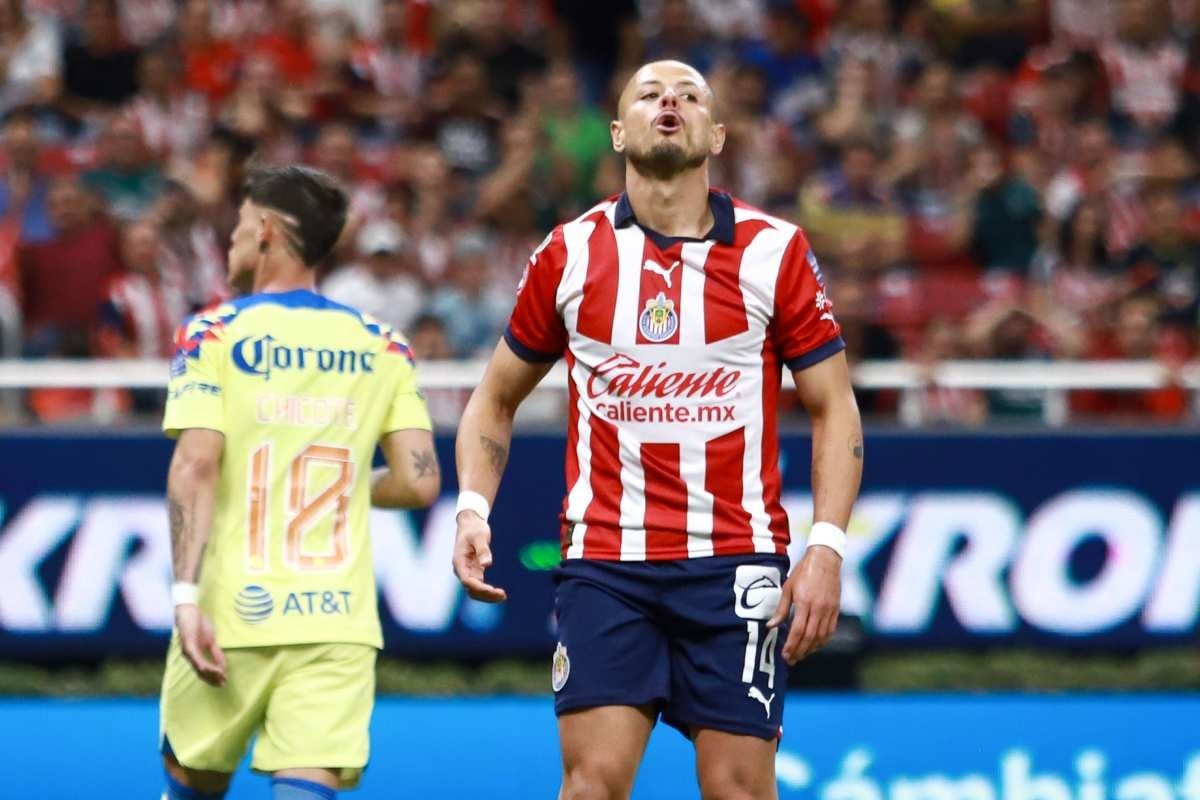 'Chicharito' Hernández en un partido de Chivas