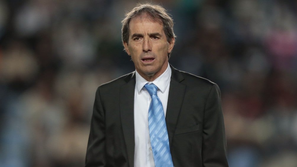 Guillermo Almada dirigiendo al Pachuca