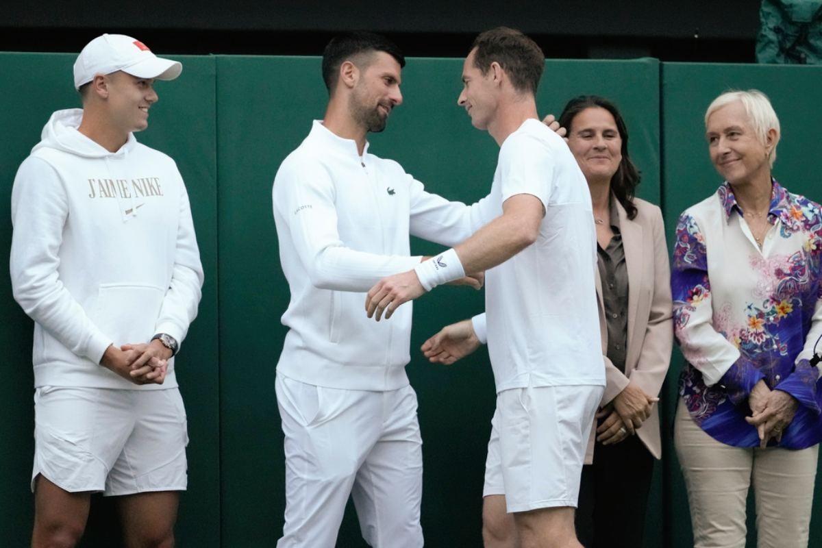 Djokovic acompañó a Murray en su homenaje 