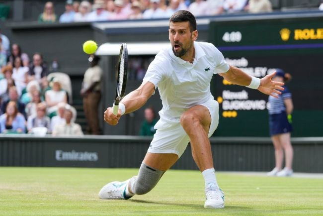 Djokovic responde a un servicio