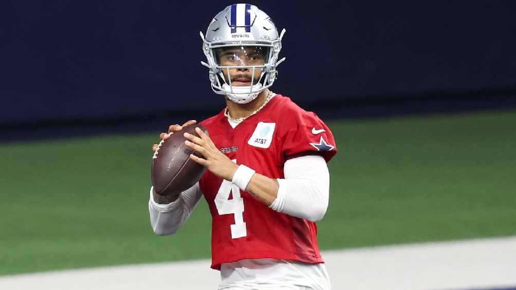 ¡Alarmas en Dallas! Dak Prescott es visto con una protección en el tobillo derecho