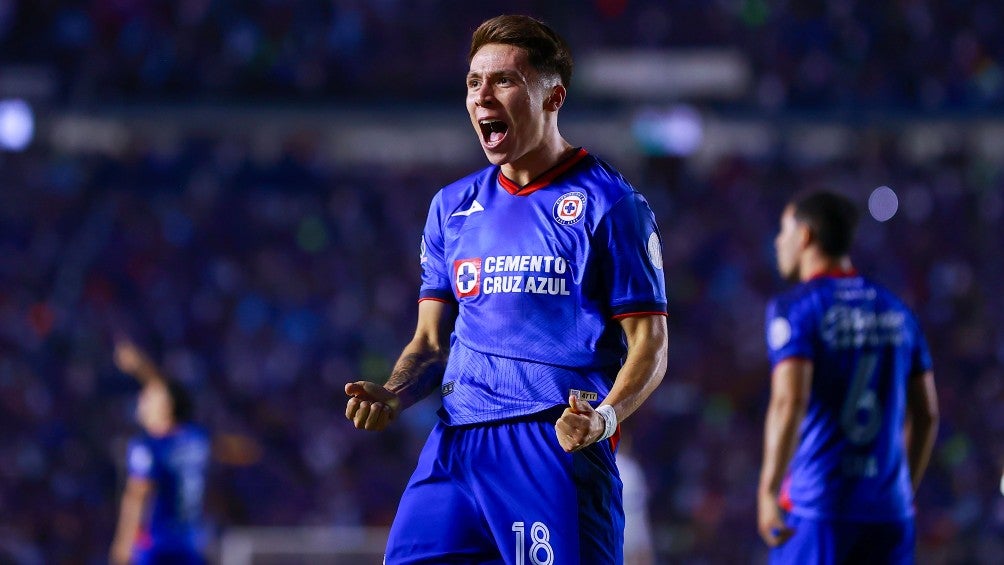 Rodrigo Huescas celebra un gol con Cruz Azul