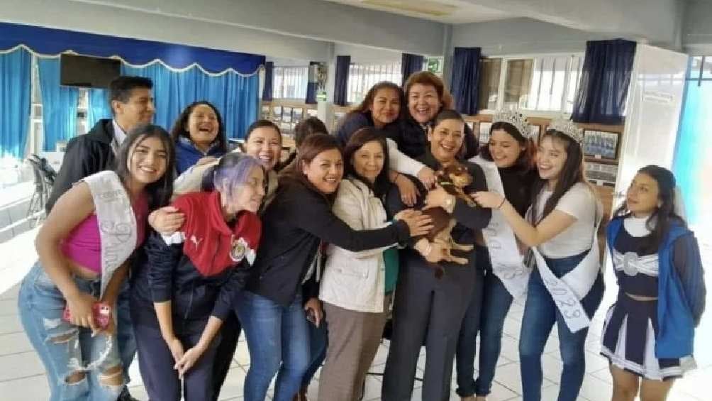 Alumnos y maestros lo adoptaron, garantizando que tenga alimento y lugar donde vivir. 