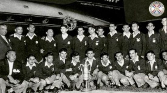 Selección de Paraguay con el trofeo de la Copa América 1953