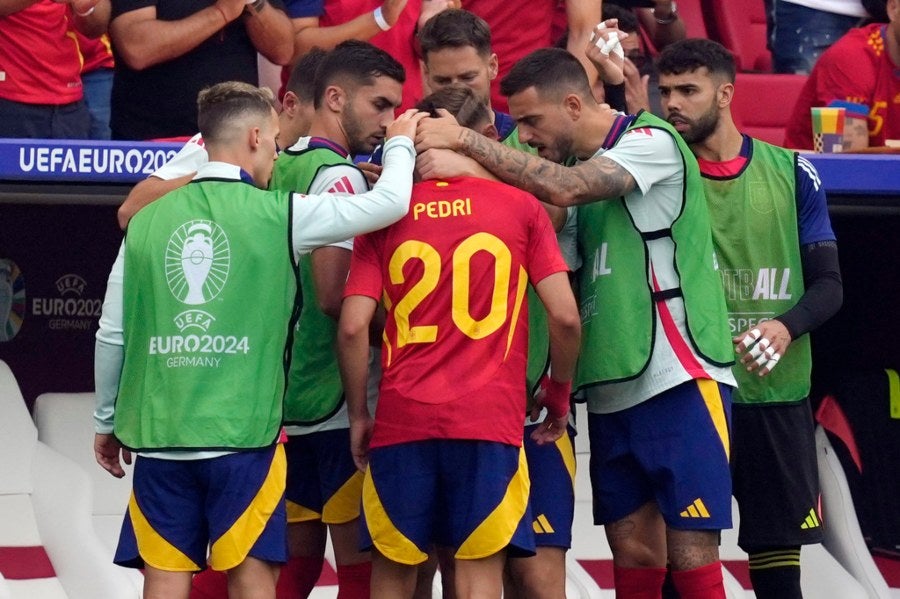 Pedri fue consolado por los suplentes de España