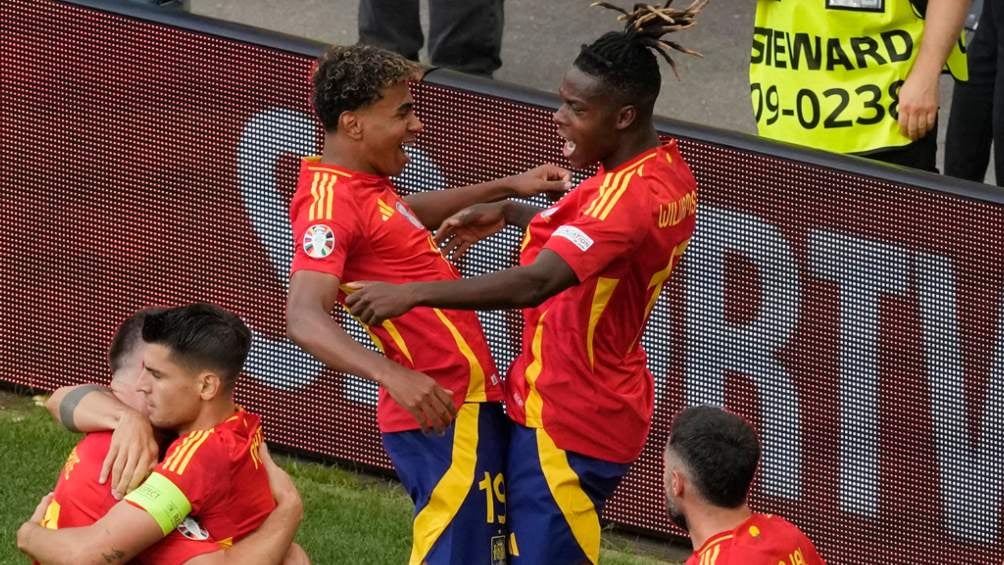 España celebrando el primer gol del partido