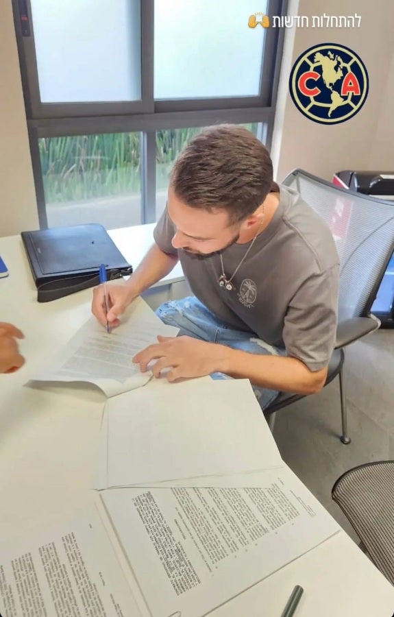 Joshua Strimling firmando su contrato