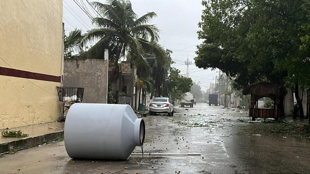 En Quintana Roo reportan los primeros tinacos caídos. 