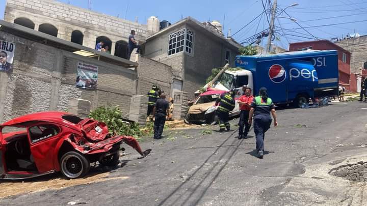 El camión detuvo su paso al estrellarse con los autos y una casa.