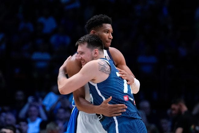 Doncic y Giannis se saludan previo al juego