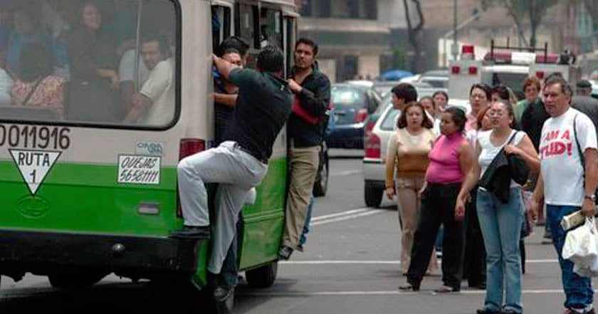 A diario viajan millones de personas en el transporte público.