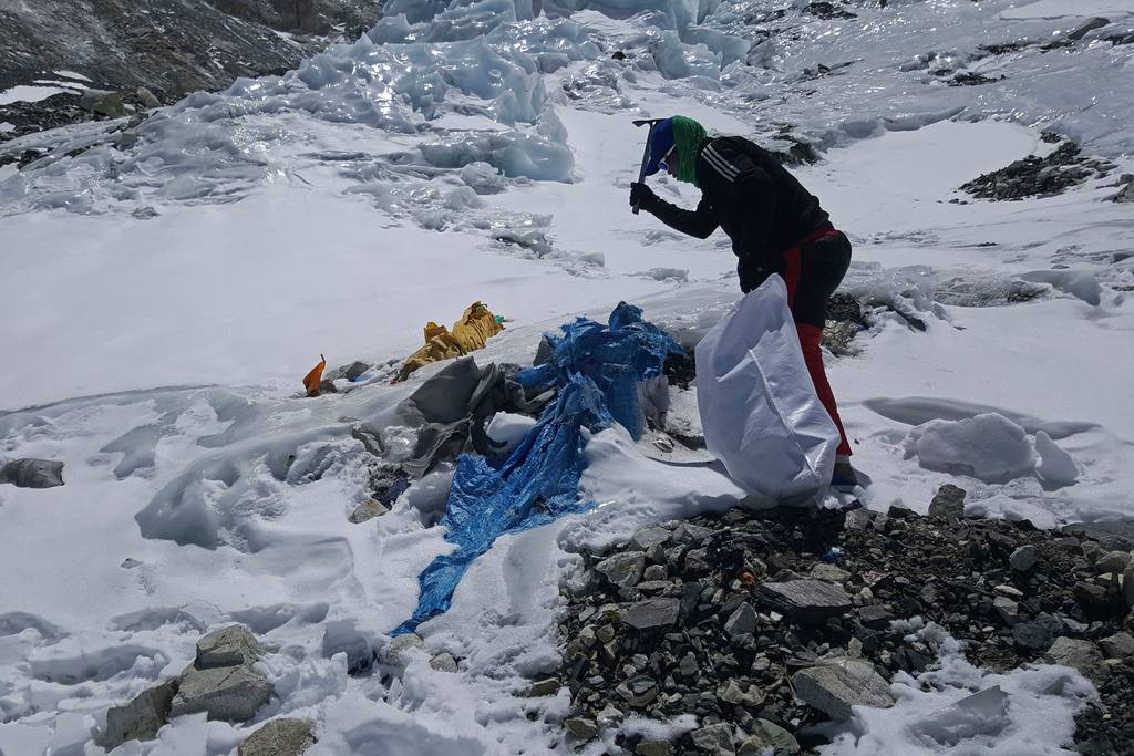 Los sherpas han recolectado este año 11 toneladas de desperdicios.