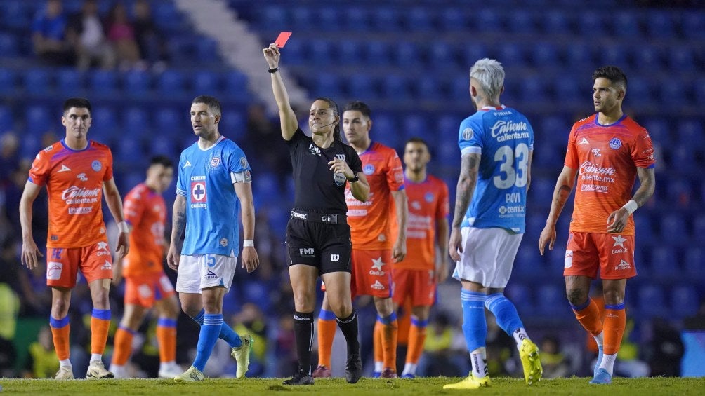 Cruz Azul se quedó con 10 hombres la recta final del partido