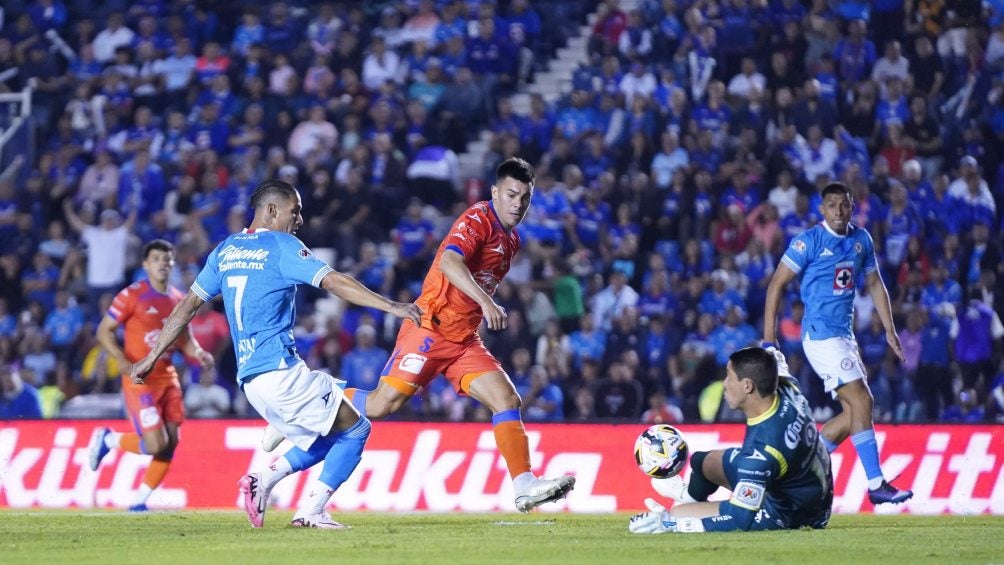 Antuna falló una clara de gol para Cruz Azul