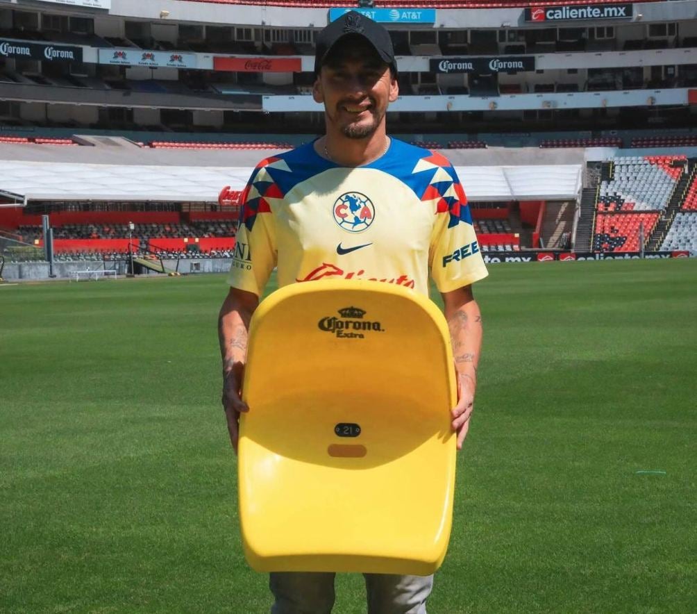 Rubens Sambueza con su butaca en del Estadio Azteca