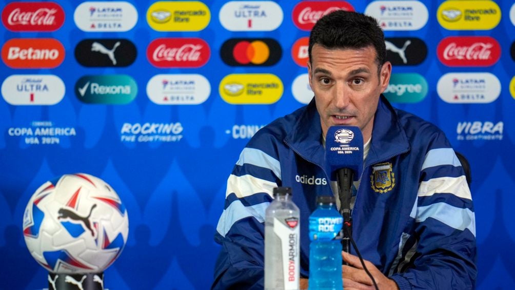 Scaloni en conferencia de prensa