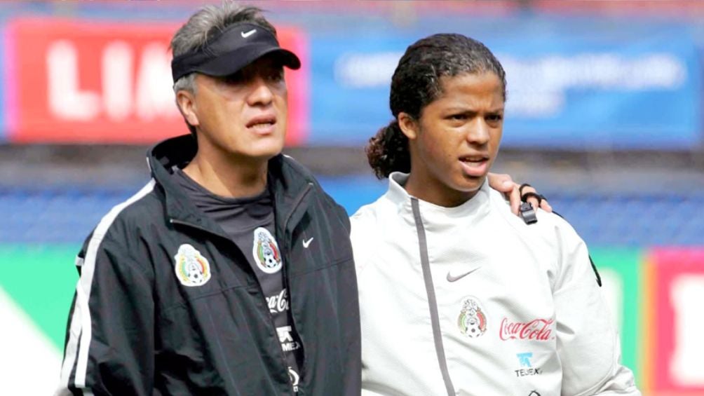 Jesús Ramírez junto a Giovanni Dos Santos