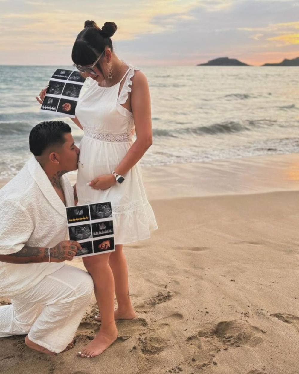 Los novios esperan gemelos y lo presumieron desde la playa.