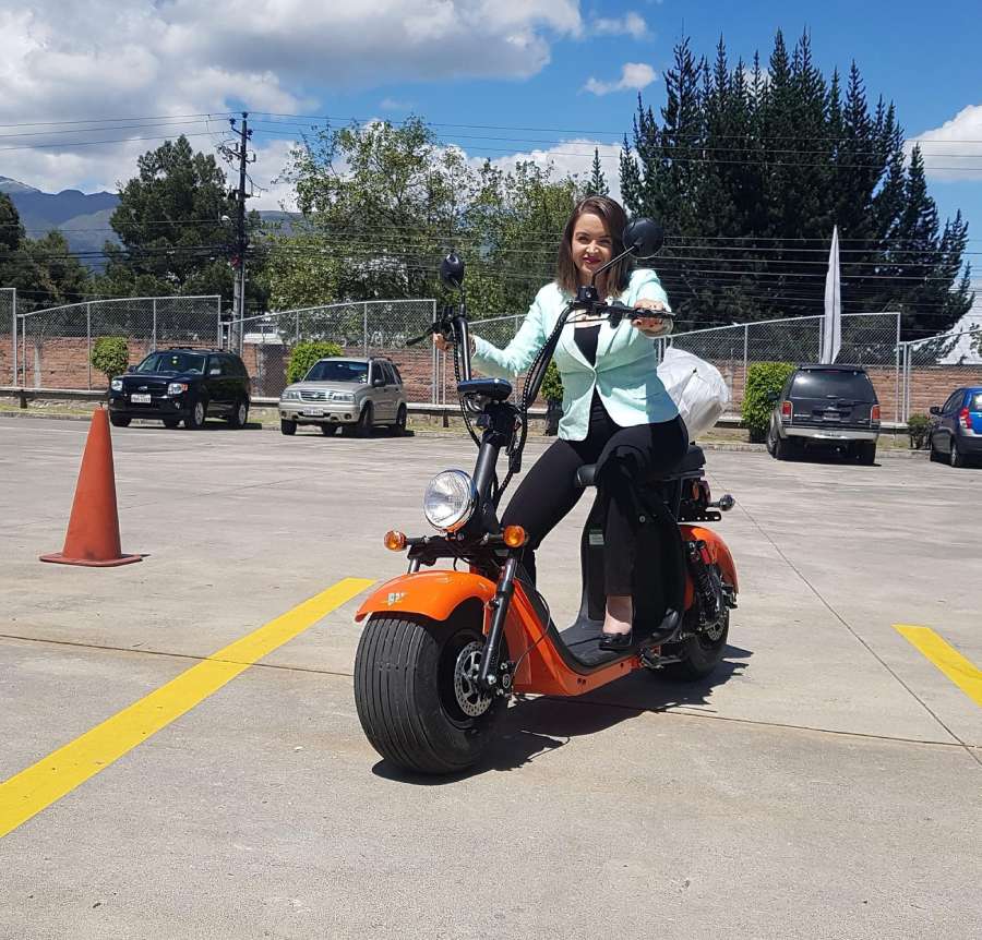 Las motos eléctricas también deberán de portar placas.