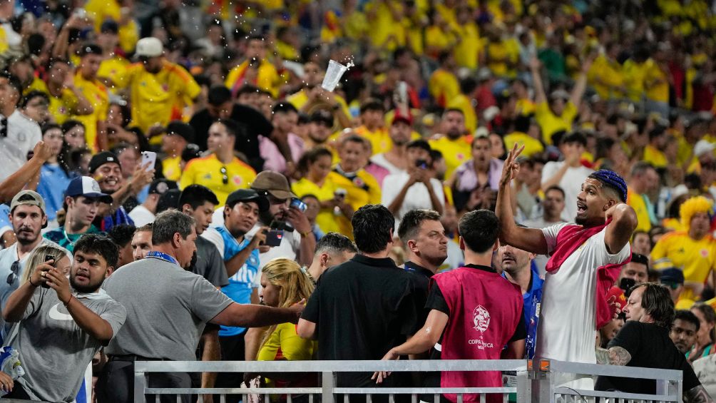 Ronaldo Araujo habla con los aficionados en las gradas