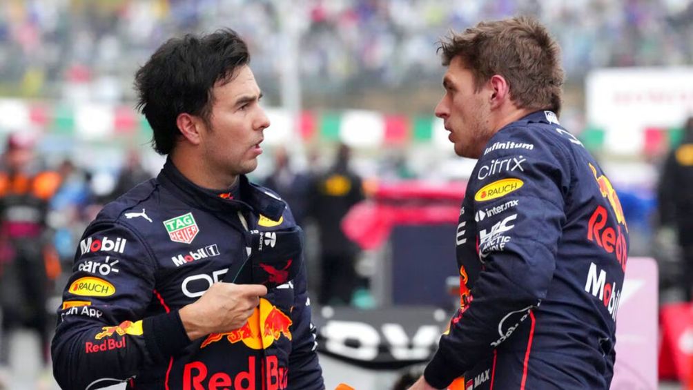 Pérez junto a Max Verstappen