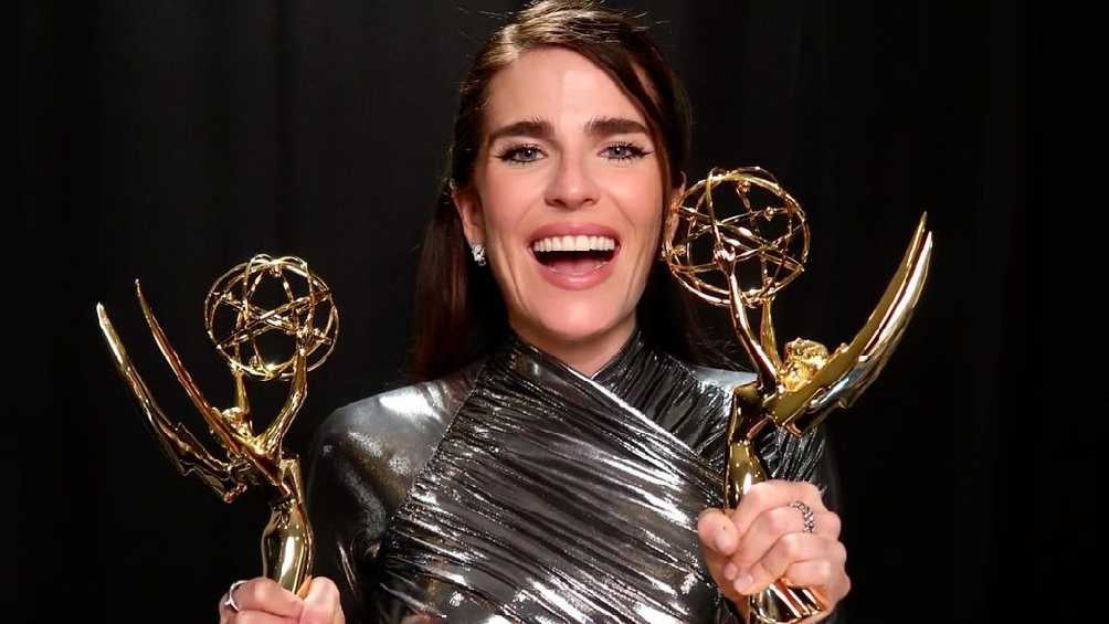 Adrián felicitó a su hermana luego de ganar dos Premio Emmy. 