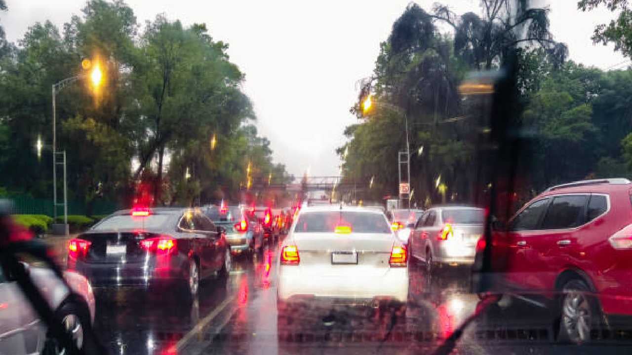 Las lluvias también traen consigo intenso tráfico en las avenidas. 