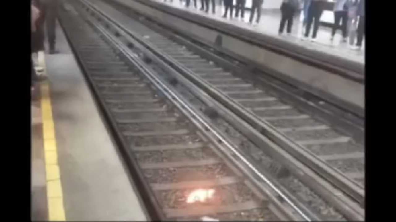 Las vías del Metro en la Línea 8 presentaron un incendio. 