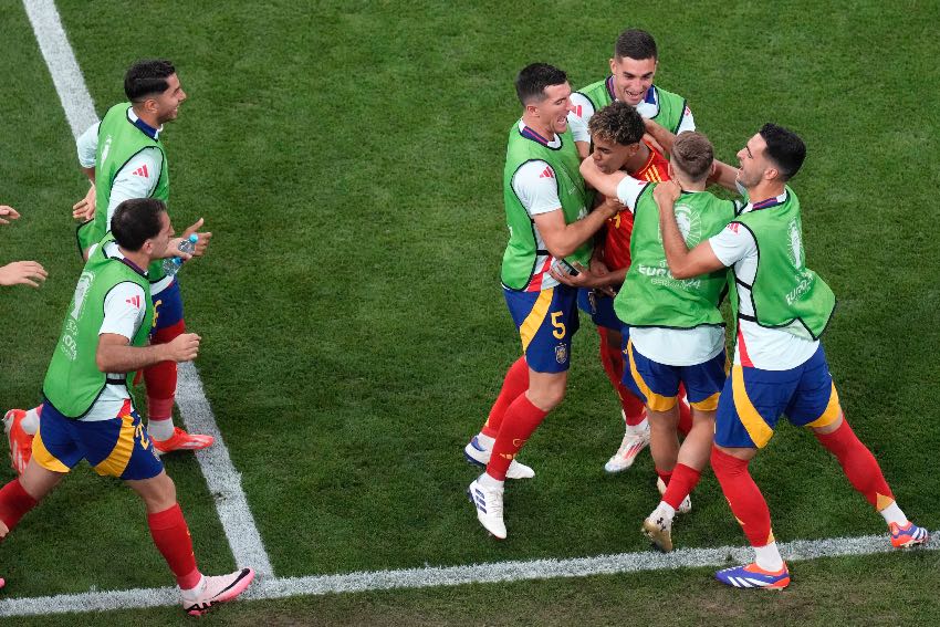 Lamine Yamal celebrando su gol vs Francia