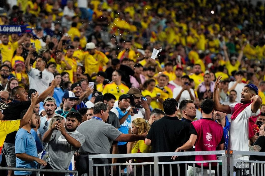 Pelea entre jugadores charrúas y aficionados colombianos