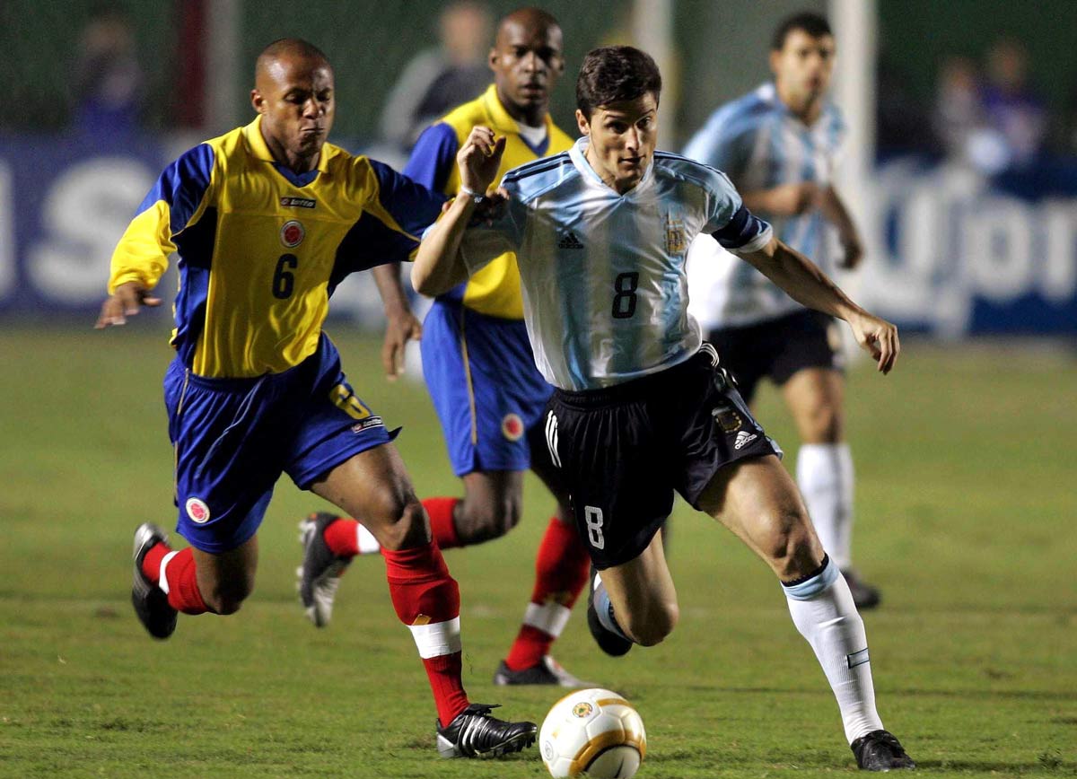 Óscar Díaz pelea el balón con Javier Zanetti en Copa América 2004