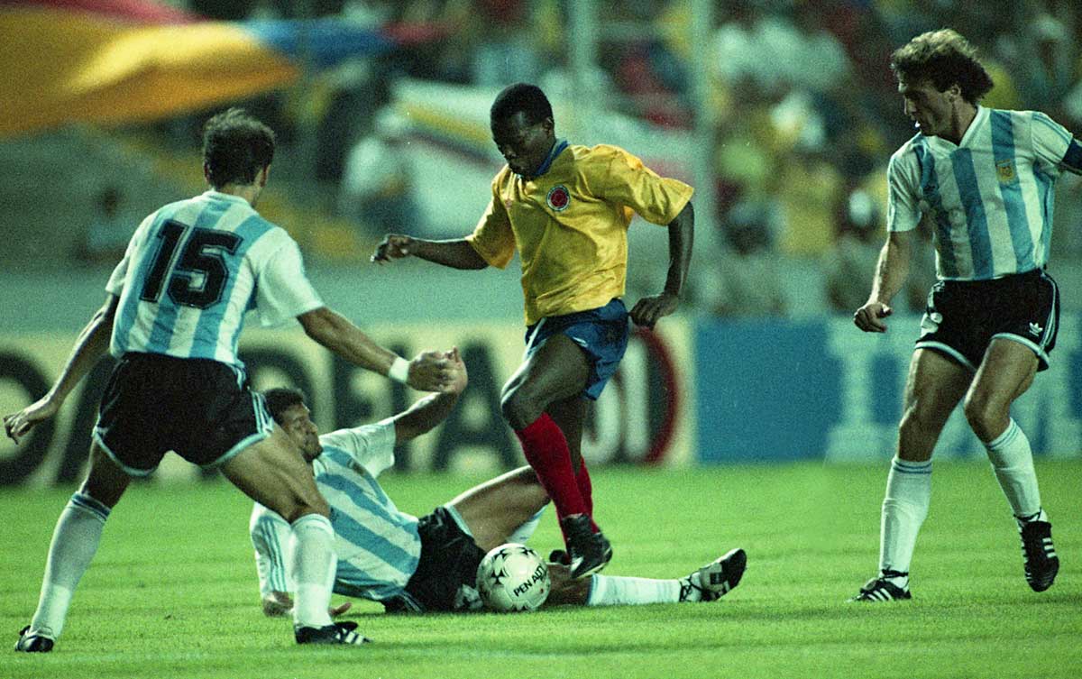 Faustino Asprilla se enfrenta a Jorge Borelli ante la mirada de Óscar Ruggeri en 1993