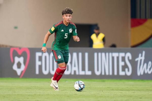 Javen Romero conduce el balón en un juego