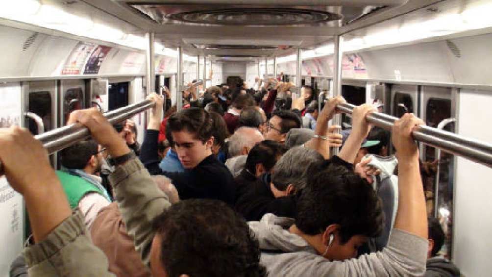 Se ha vuelto común que los vagones del Metro vayan llenos a toda hora. 