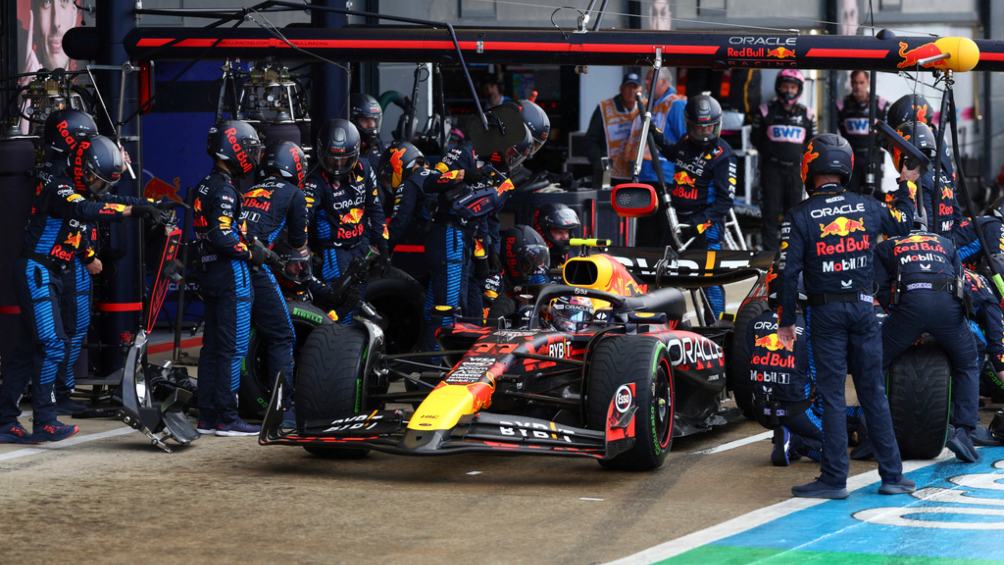 Checo Pérez y su equipo en Red Bull