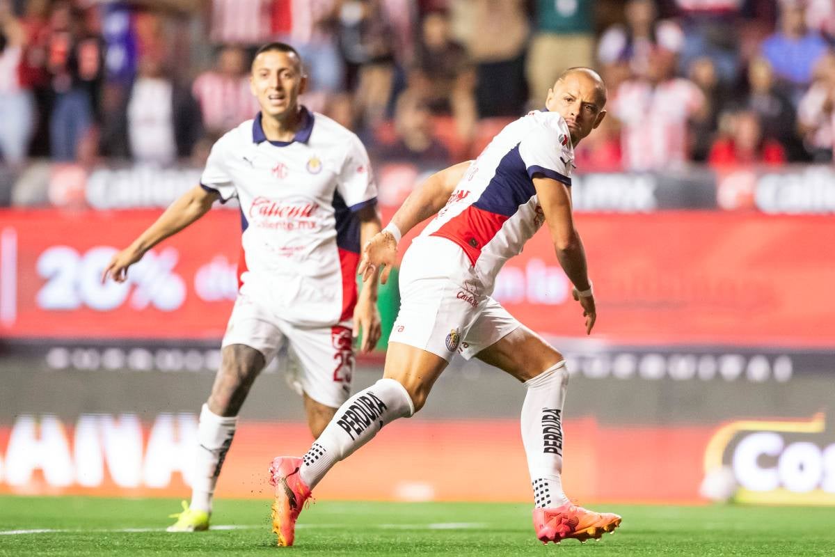 A Chicharito le anularon dos goles por fuera de lugar