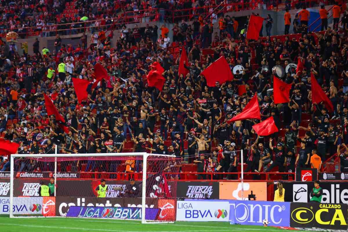 Los reportes señalan que la pelea inició en el interior del estadio