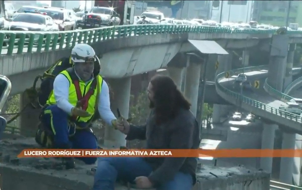 Personal de rescate habló con él por horas para que no se matara.