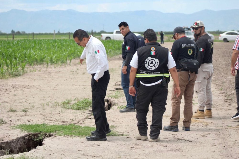 Las autoridades creen que la sobreexplotación de pozos de agua pudo hacer la fisura.