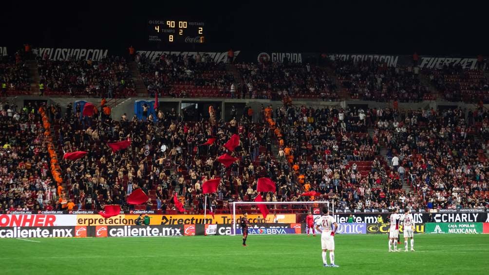 La riña inició al interior del estadio, según reportes