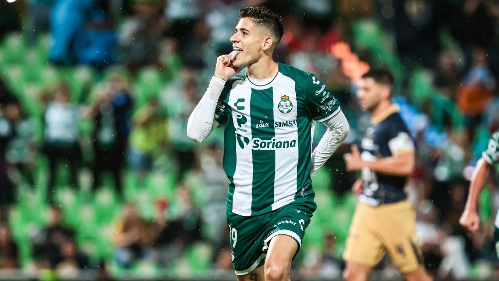 Santi Muñoz celebra su primer gol