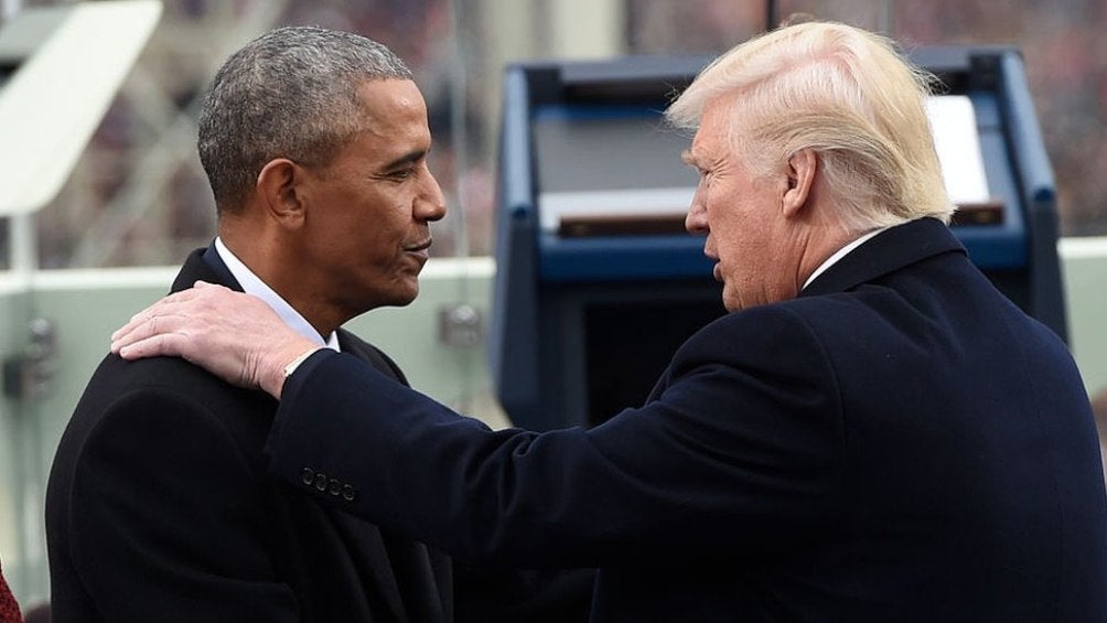 Barack Obama y Donald Trump saludándose 