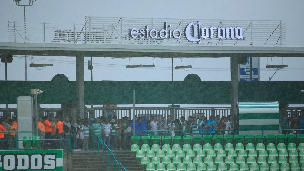 La afición se cubrió de la fuerte lluvia