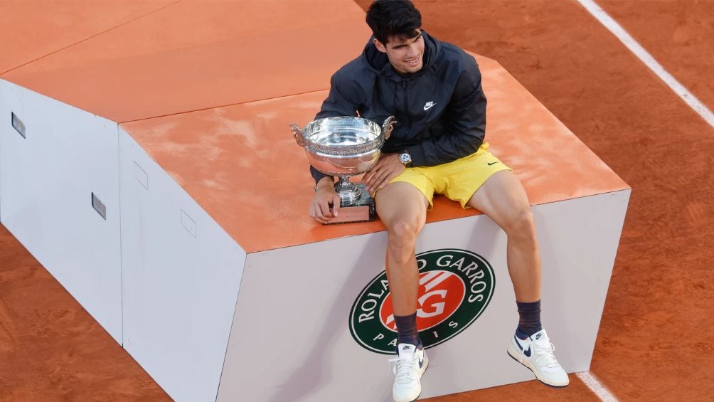 Alcaraz celebra la victoria en Roland Garros