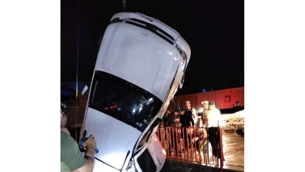 La camioneta se inundó luego de que la usaron para tratar de sacar una lancha del río. 