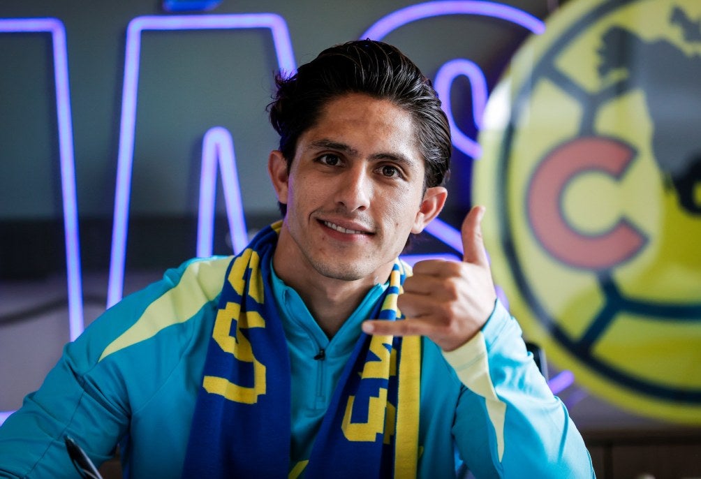 Alan Cervantes firmando su contrato con América