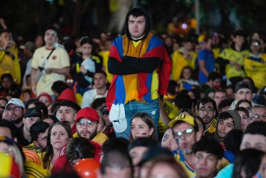 Afición de Colombia viendo el partido desde Bogotá