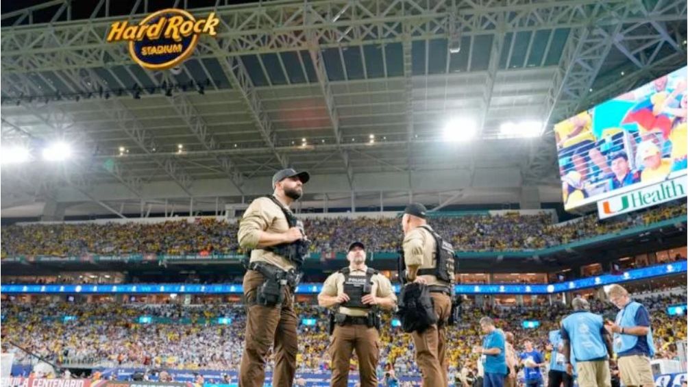 La polícia en el Hard Rock Stadium