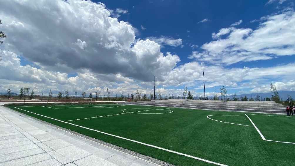 También se construyó un amplio complejo deportivo con canchas de varios deportes. 